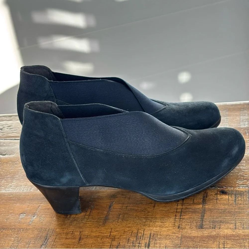 Munro Francee Slip on Ankle Bootie in Navy Suede Size 6